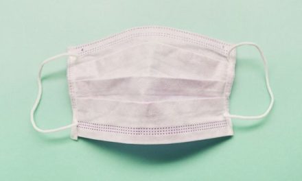 Image illustrant l'article high-angle-view-of-a-white-face-mask-on-green-royalty-free-image de Les Clionautes