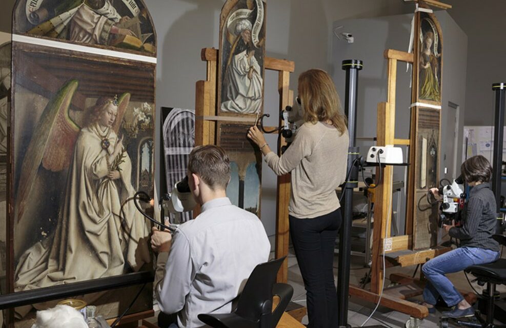 Révélations et défis de la restauration du retable de L’Agneau mystique des frères Van Eyck