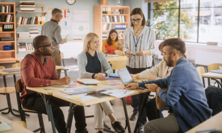 Image illustrant l'article Diverse Multiethnic Young and Senior Adults Having a Fun Quiz Game Team Assignment, Undergoing a Workforce Training Program for Improving Connections and Relationships Between Employees de Les Clionautes