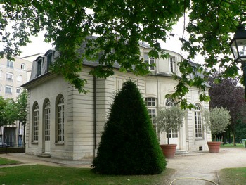 Façade du pavillon de l'Ermitage côté jardin.