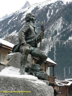 Statue de Jacques Balmat dans le centre de Chamonix.