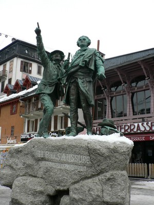 Statue de Saussure dans le centre de Chamonix