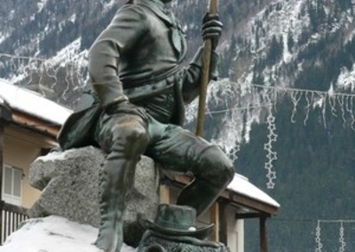 Statue de Jacques Balmat dans le centre de Chamonix.